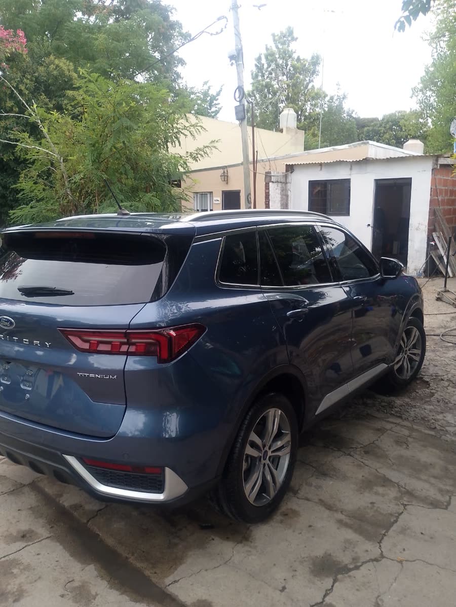 Una camioneta azul recién lavada, vista de atrás