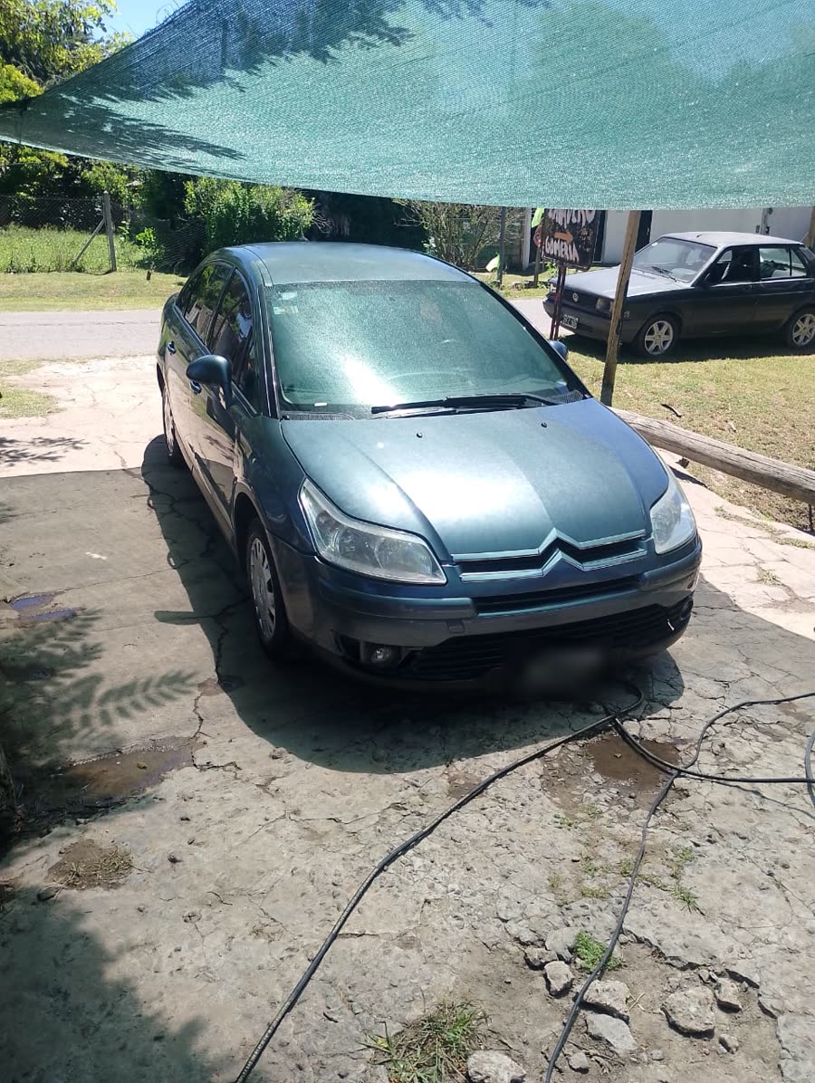 Un Citroën verde recién lavado bajo la media sombra