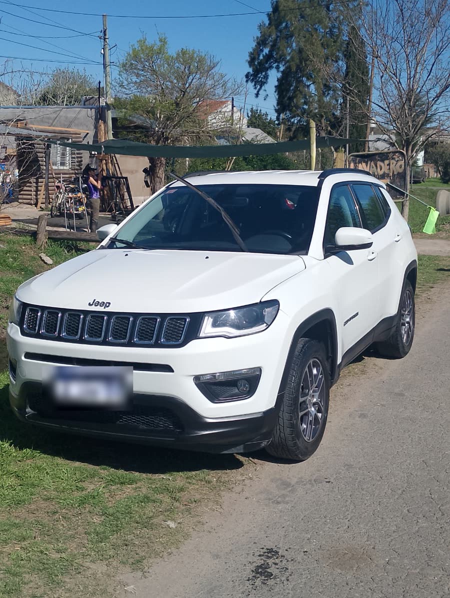 Un Jeep blanco recién lavado
