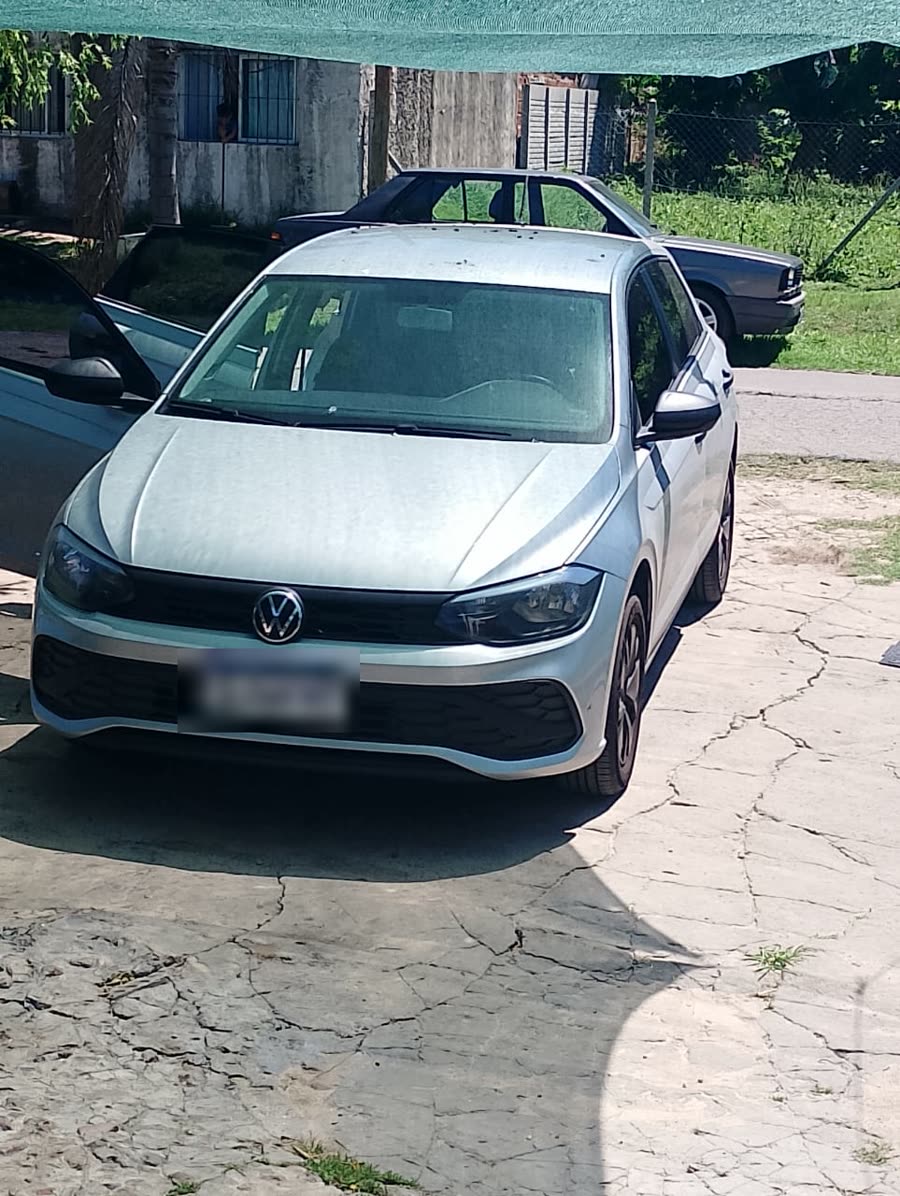 Un Volkswagen gris recién lavado