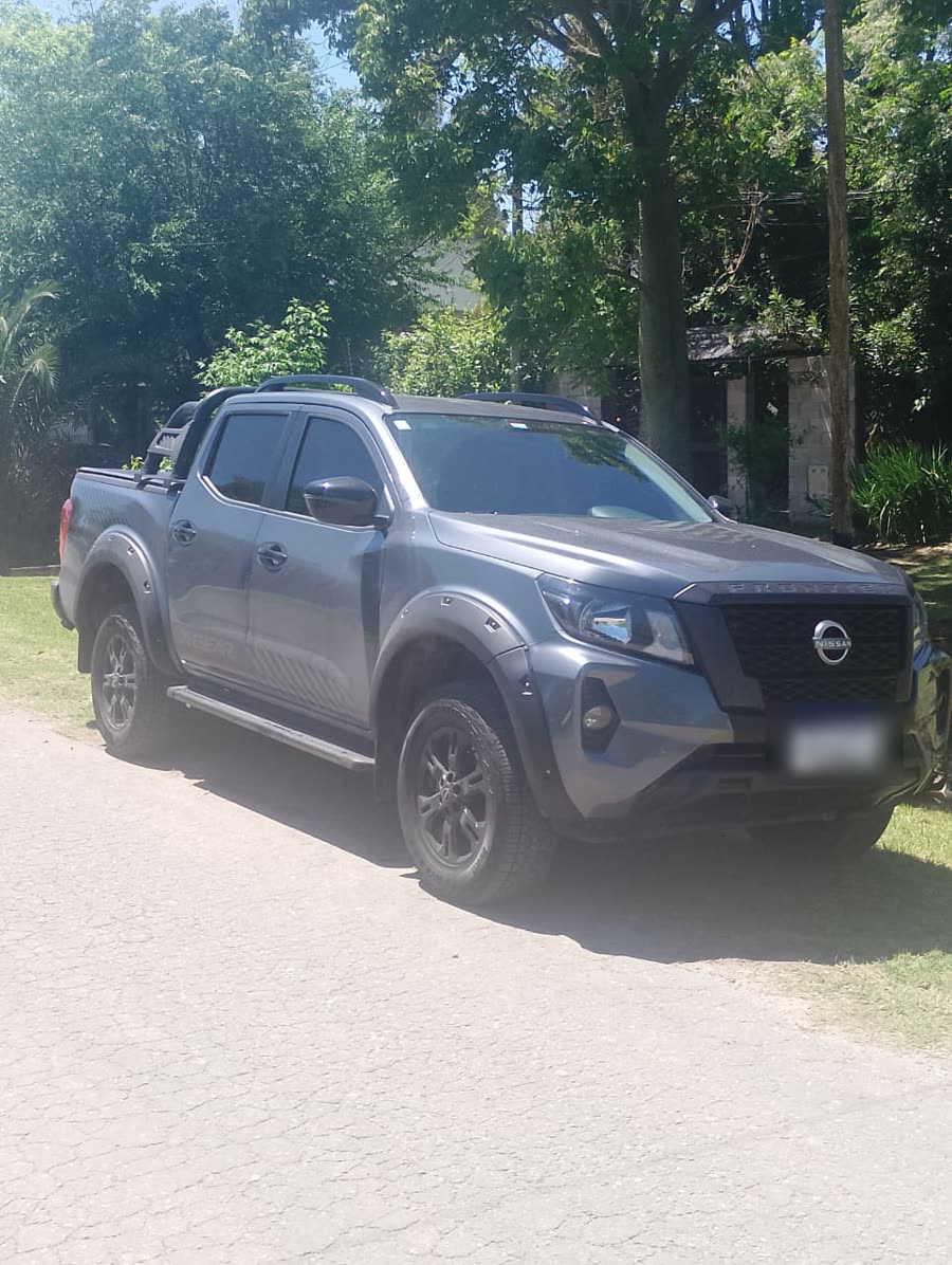 Una camioneta Nissan gris recién lavada