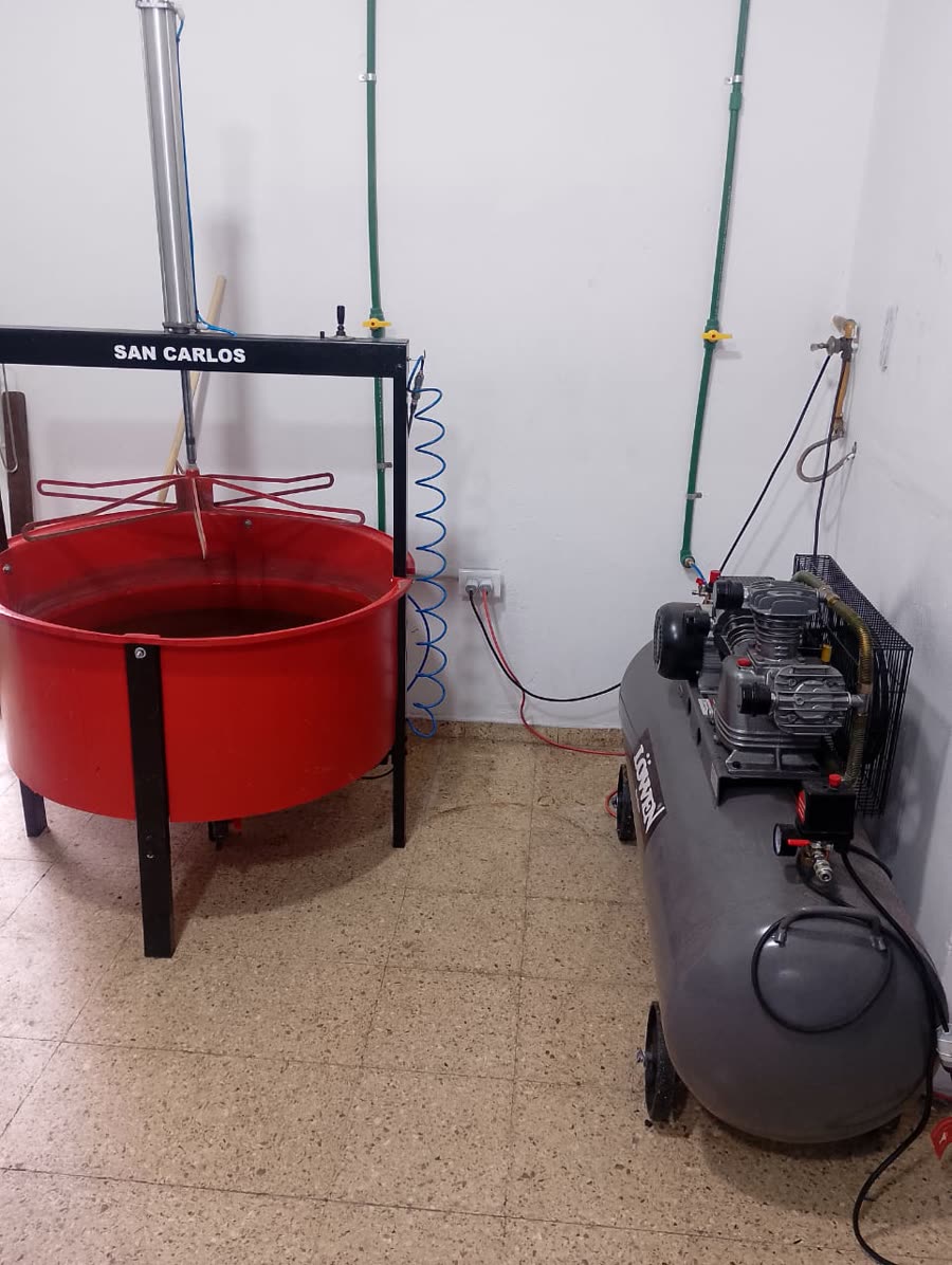 La batea roja para buscar pinchaduras y el compresor