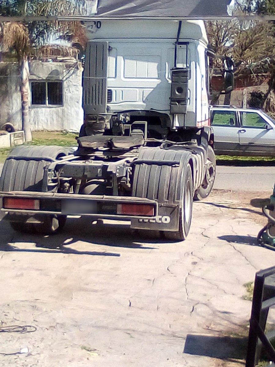 Un camión Iveco en el patio del lavadero, visto de atrás