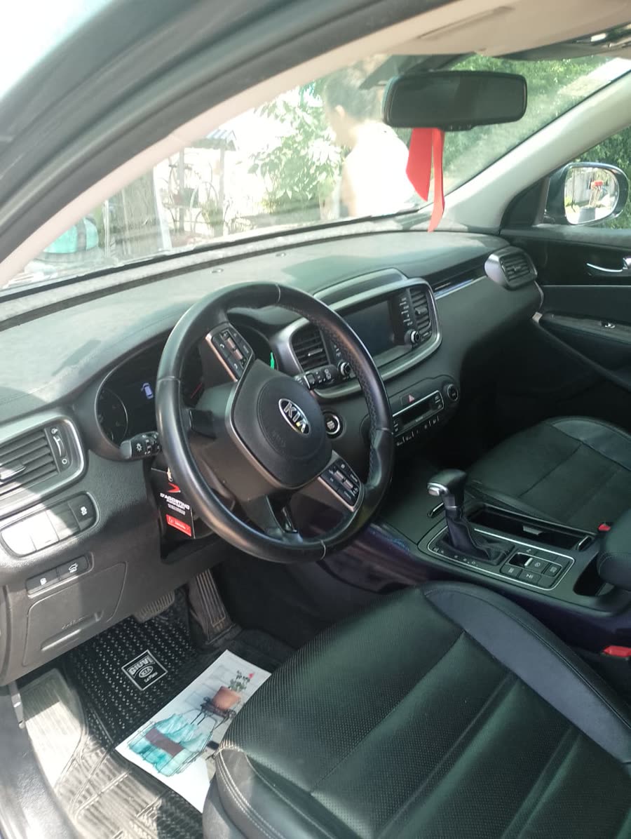 Interior de un Kia limpio: tablero, volante y asientos