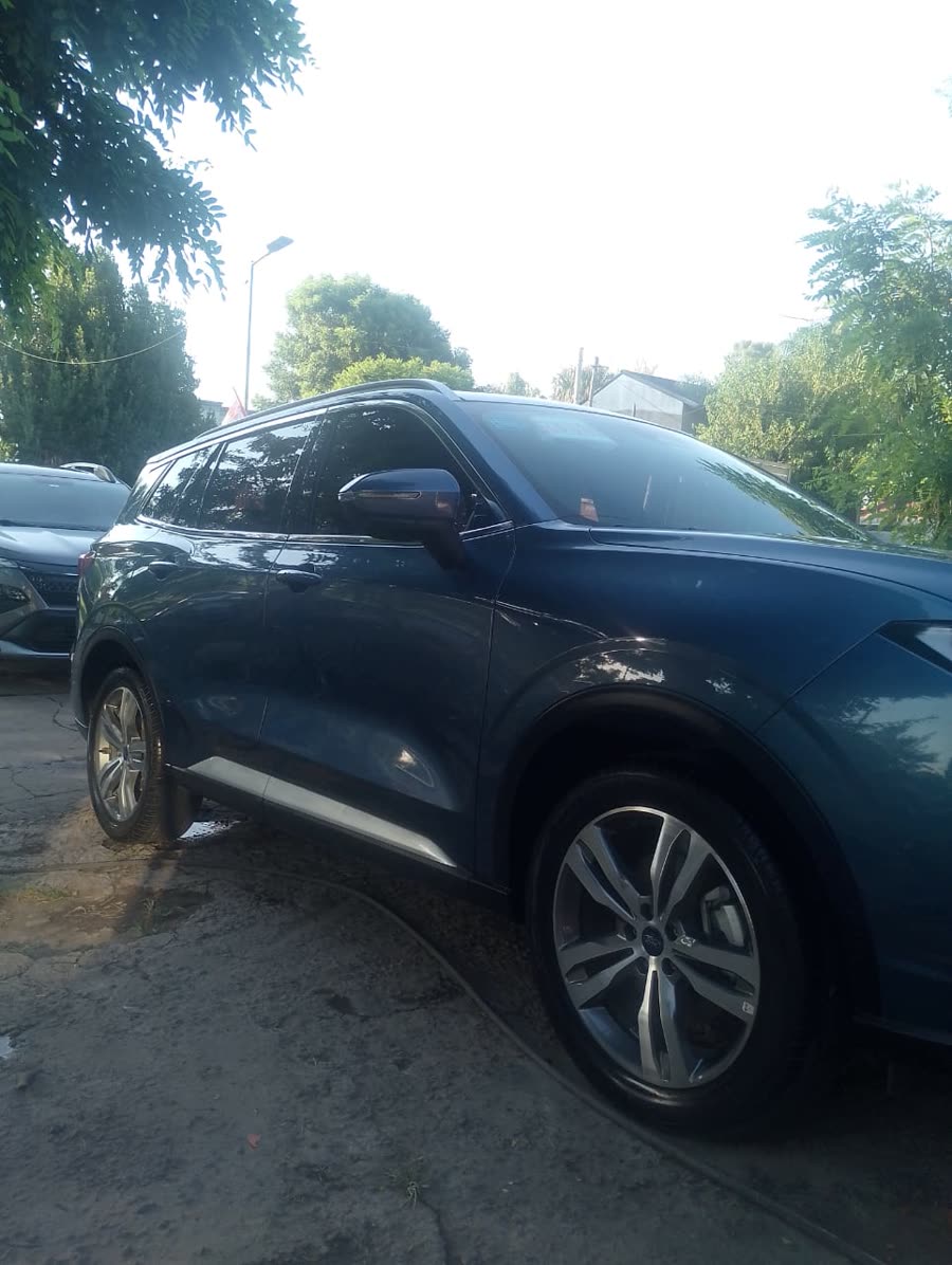 Llanta y cubierta de un auto azul recién lavadas