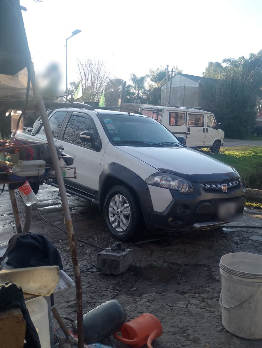El taller: un auto en el patio, el banco de trabajo y las herramientas